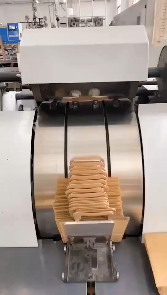 紙袋在生產機器上成形