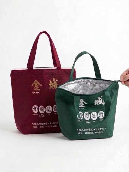 金城綠色外賣保溫袋打開拉鏈，展示鋁膜保溫內層
